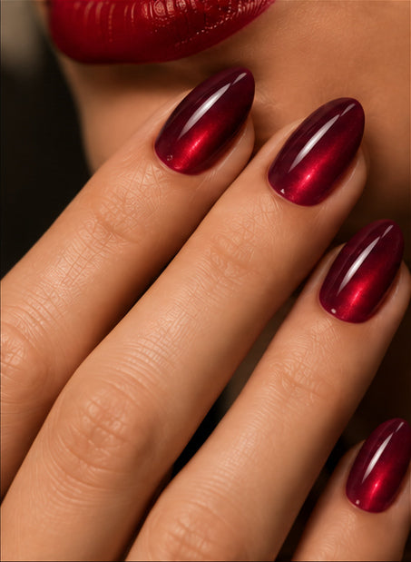 Scarlet Glass: bordeauxrote mandelförmige Nägel mit Cat-Eye-Glasfinish in Nahaufnahme